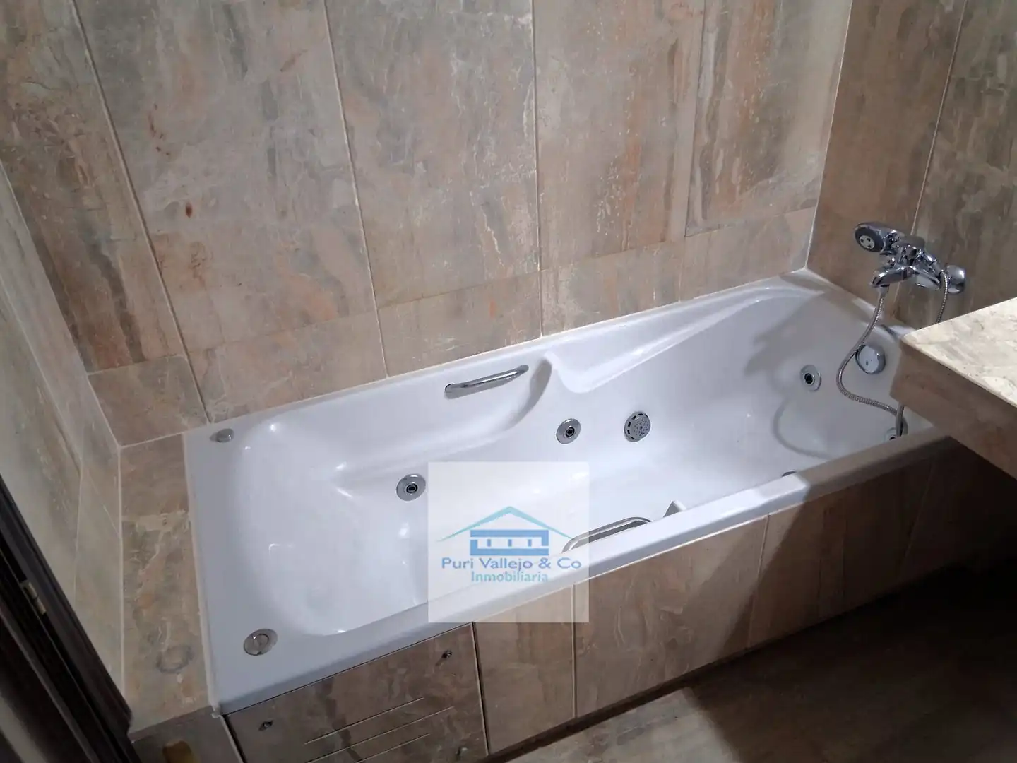 Baño de Piso de alquiler en Córdoba con Aire acondicionado y Balcón
