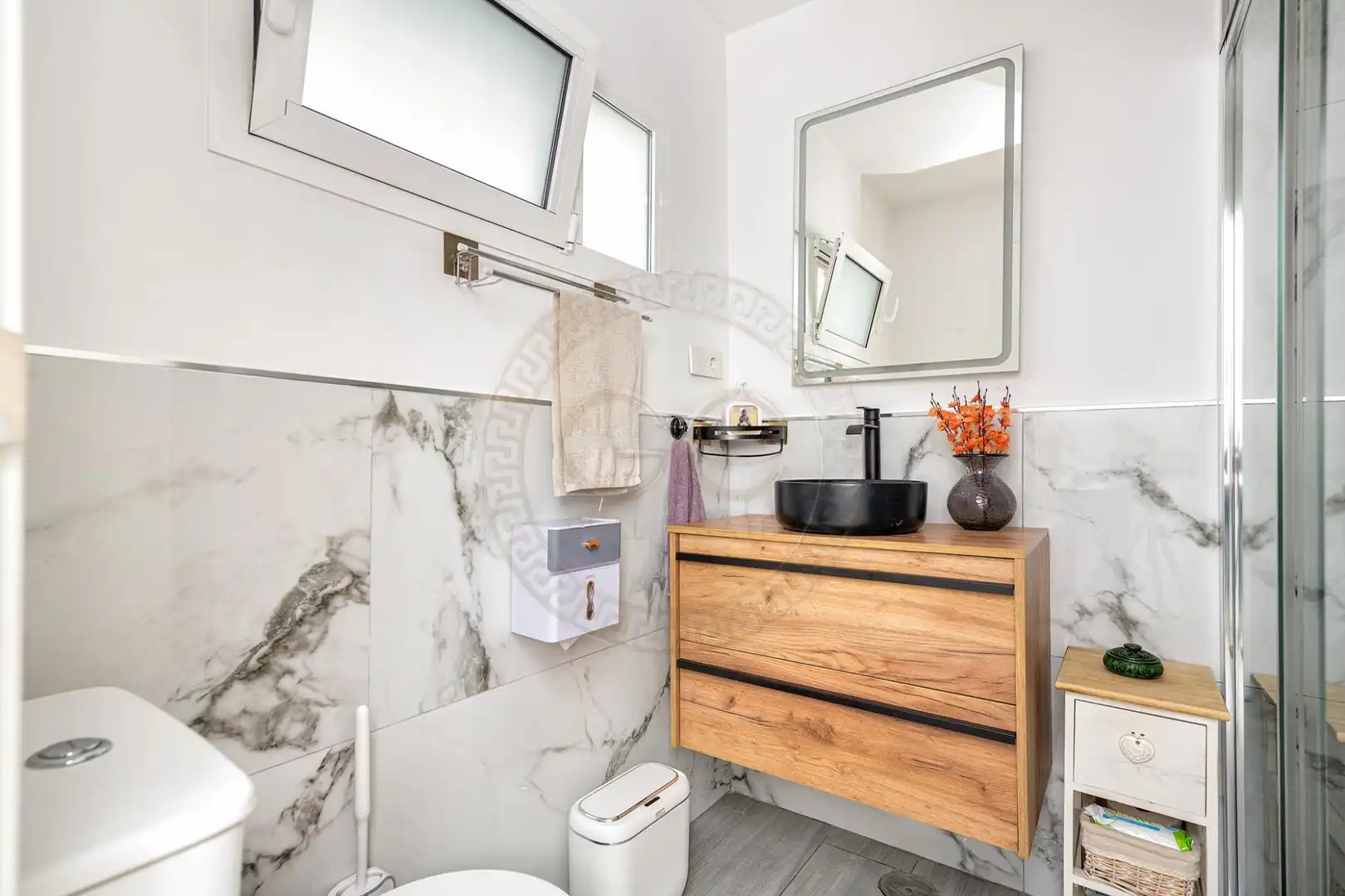 Badezimmer von Einfamilien-Reihenhaus zum Verkauf in San Bartolomé de Tirajana mit Klimaanlage, Privatgarten und Terrasse