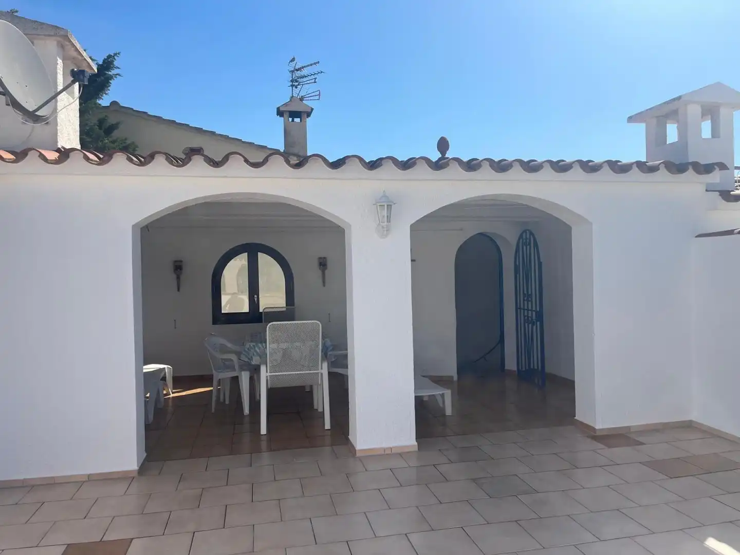 Terrasse von Einfamilien-Reihenhaus zum Verkauf in Empuriabrava mit Privatgarten und Terrasse