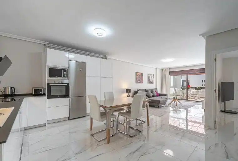 Wohnzimmer von Wohnung zum Verkauf in Marbella mit Klimaanlage, Heizung und Privatgarten