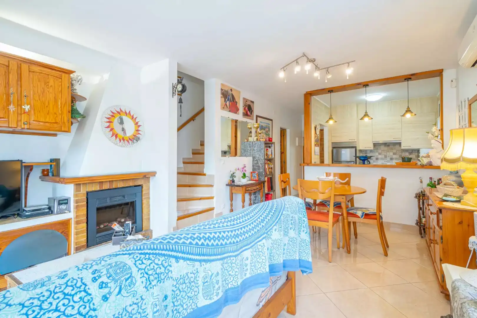 Продается дом в эксклюзивном районе Пуигмаль, угловой, с собственным гаражом, террасой и барбекю, удачно расположенный, с отличным естественным освещением.