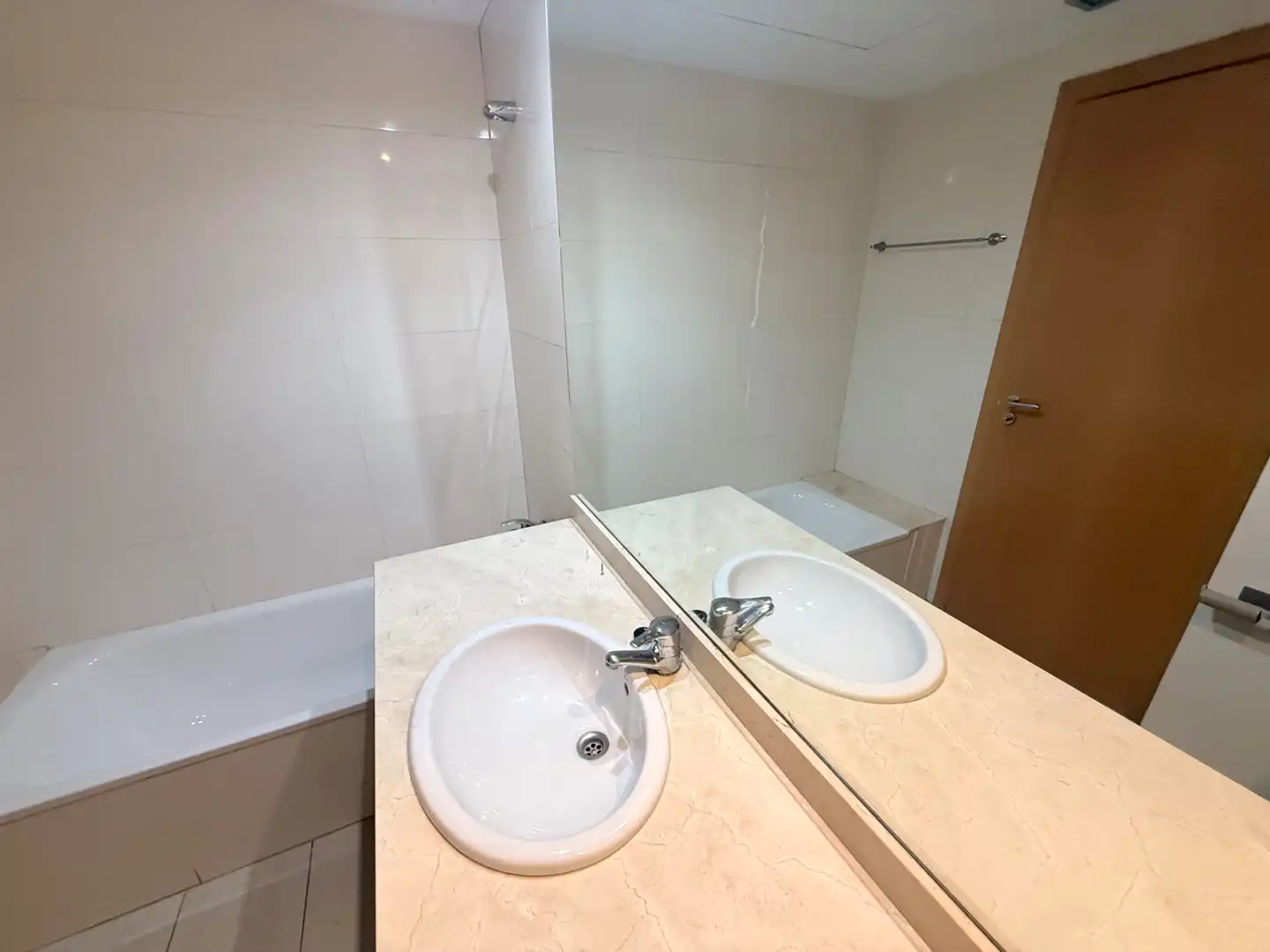 Bathroom of Flat for sale in L'Hospitalet de Llobregat  with Air Conditioner, Heating and Oven