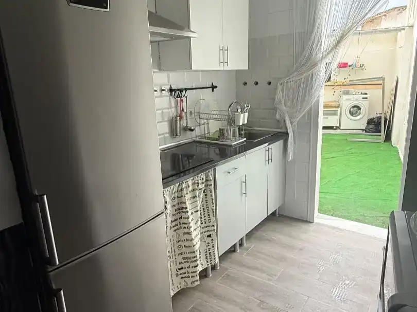 Cuina de Apartament de lloguer en Los Barrios amb Balcó