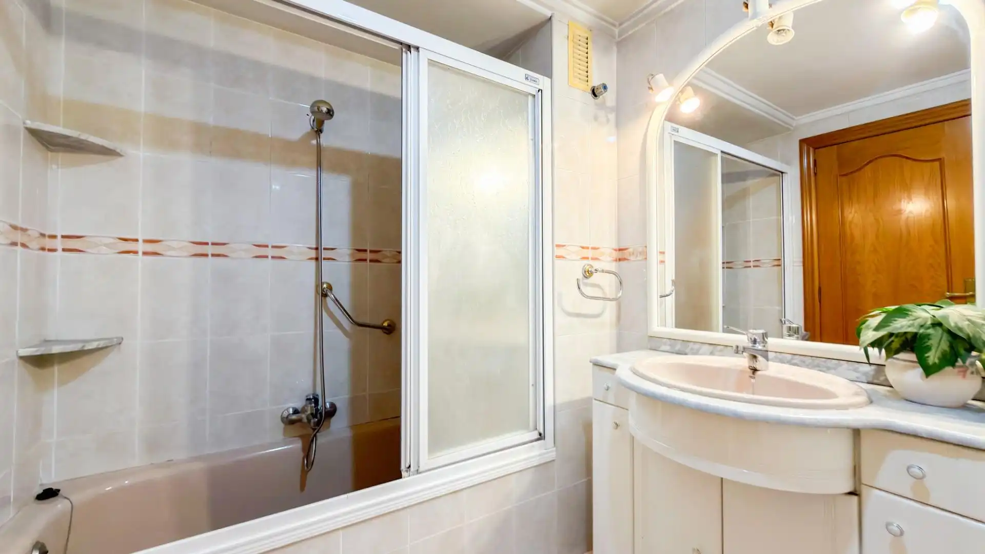 Badezimmer von Wohnung zum Verkauf in Valencia mit Klimaanlage, Heizung und Parkett