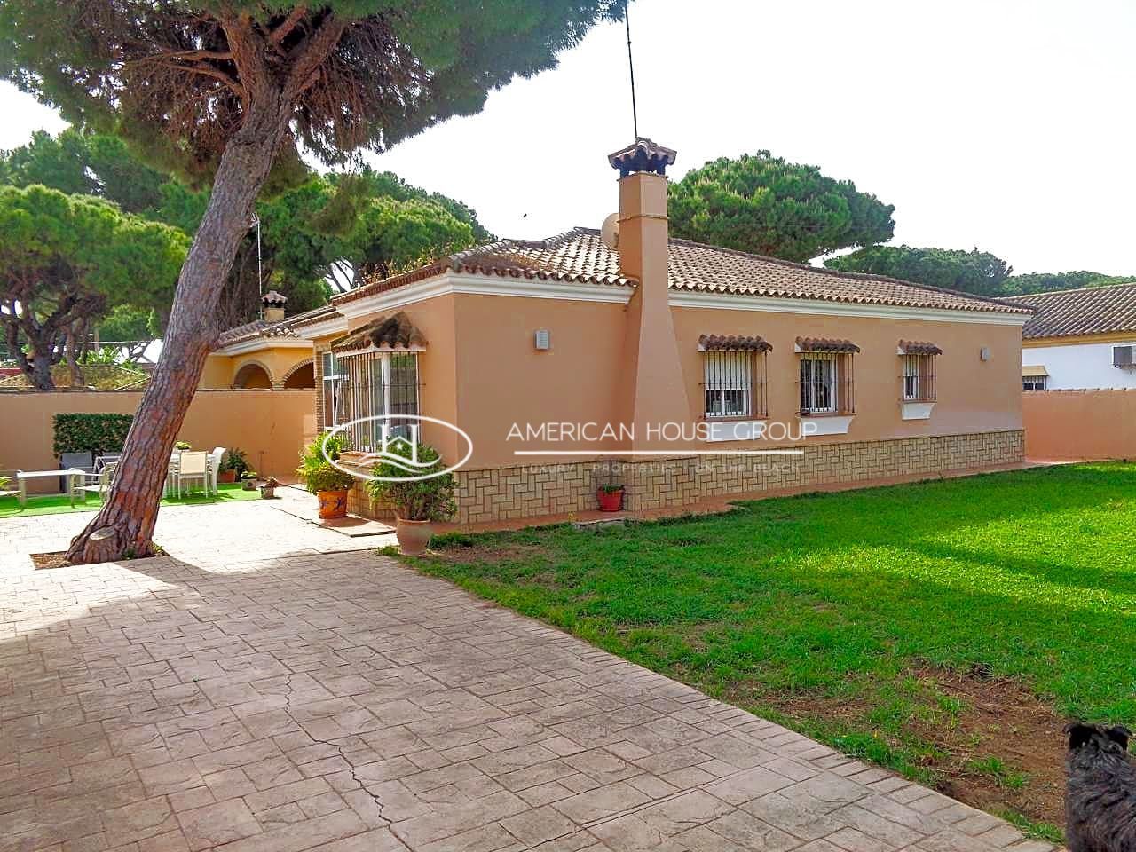 Vista exterior de Casa o xalet en venda en Chiclana de la Frontera amb Jardí privat, Terrassa i Traster