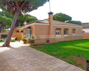 Vista exterior de Casa o xalet en venda en Chiclana de la Frontera amb Jardí privat, Terrassa i Traster