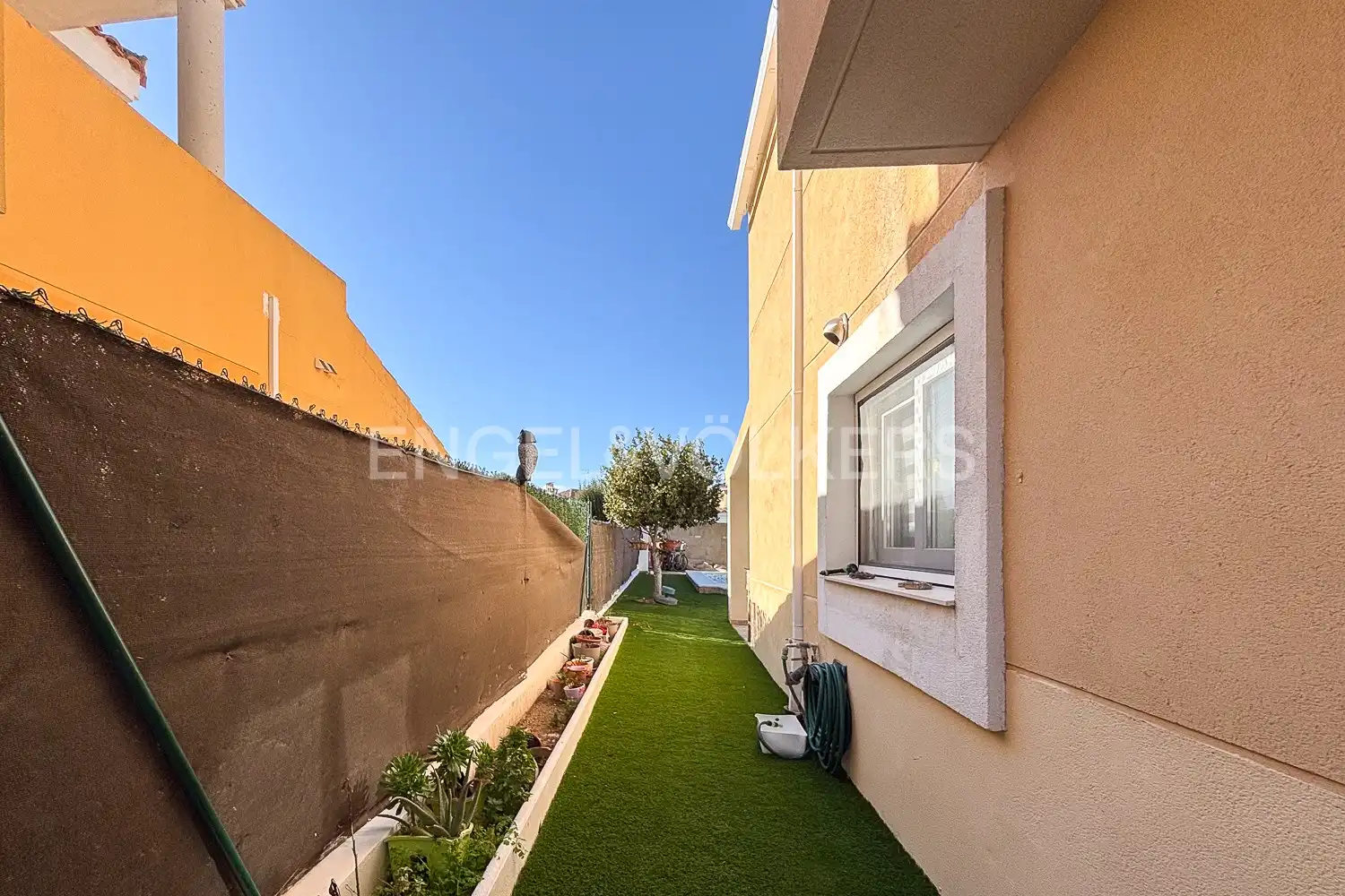 Exterior view of Detached homes for rent in La Pobla de Vallbona  with Air Conditioner, Heating and Private garden