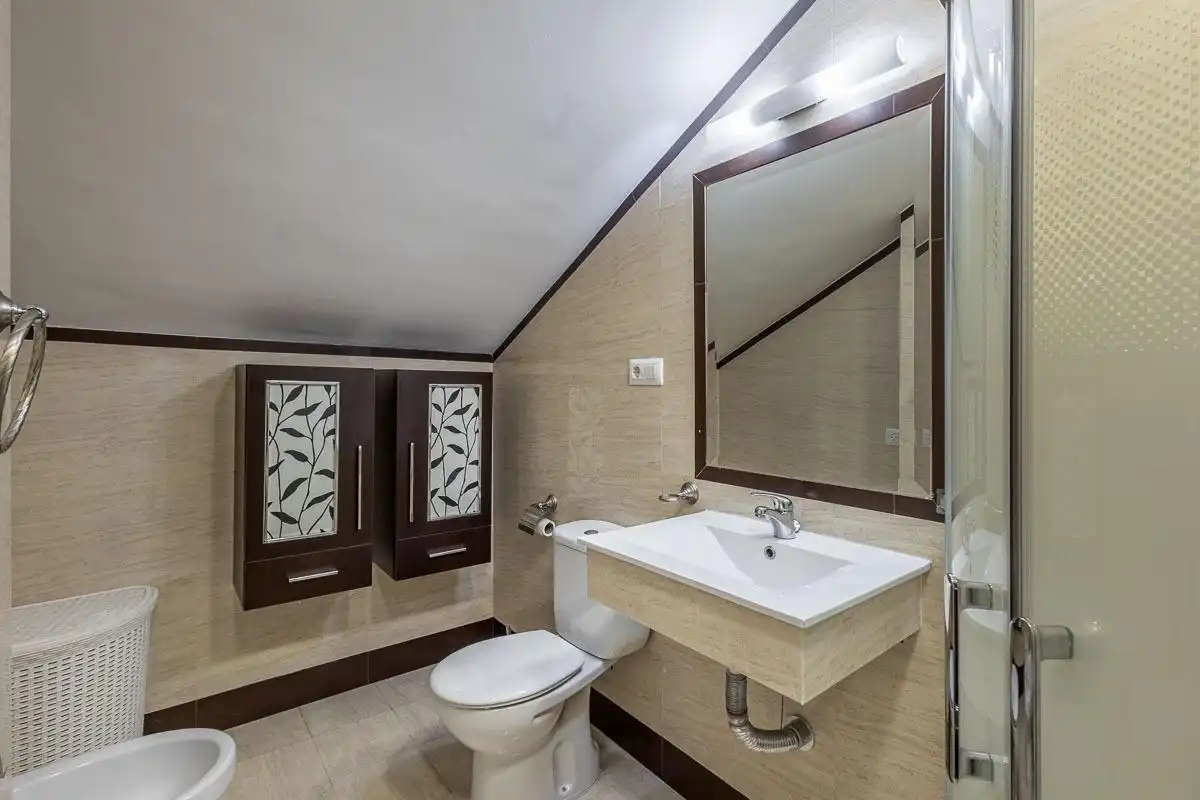 Badezimmer von Dachboden zur Miete in Maracena mit Terrasse und Möbliert