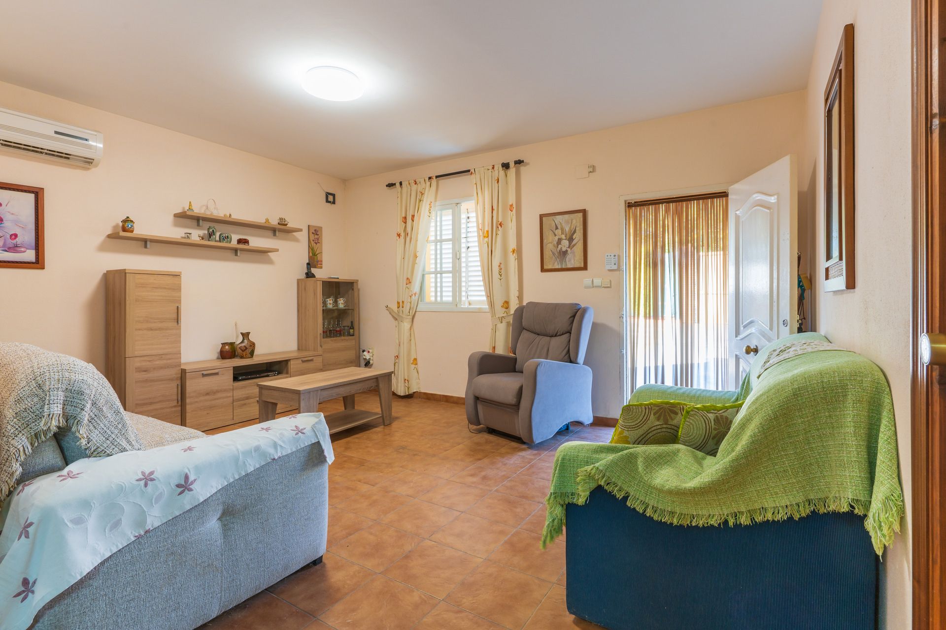 Living room of Country house for sale in Bonares  with Air Conditioner, Private garden and Terrace