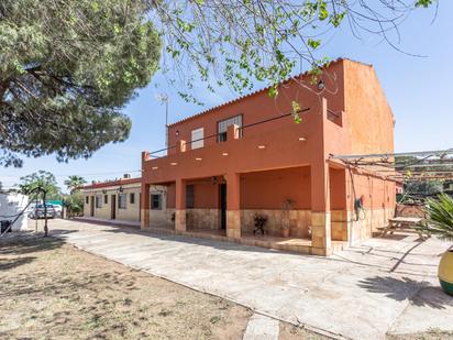 Vista exterior de Casa o xalet en venda en Carmona amb Aire condicionat, Jardí privat i Traster