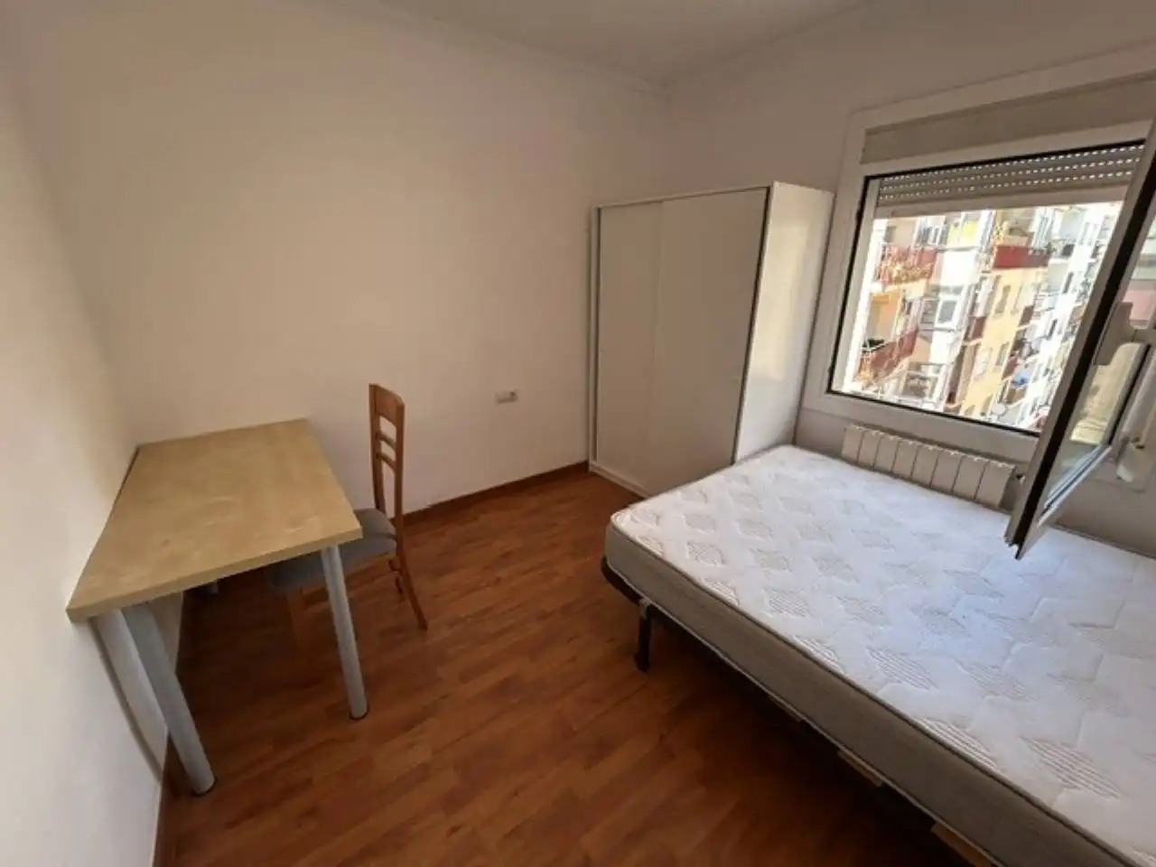 Schlafzimmer von Wohnung zur Miete in Terrassa mit Heizung, Möbliert und Balkon