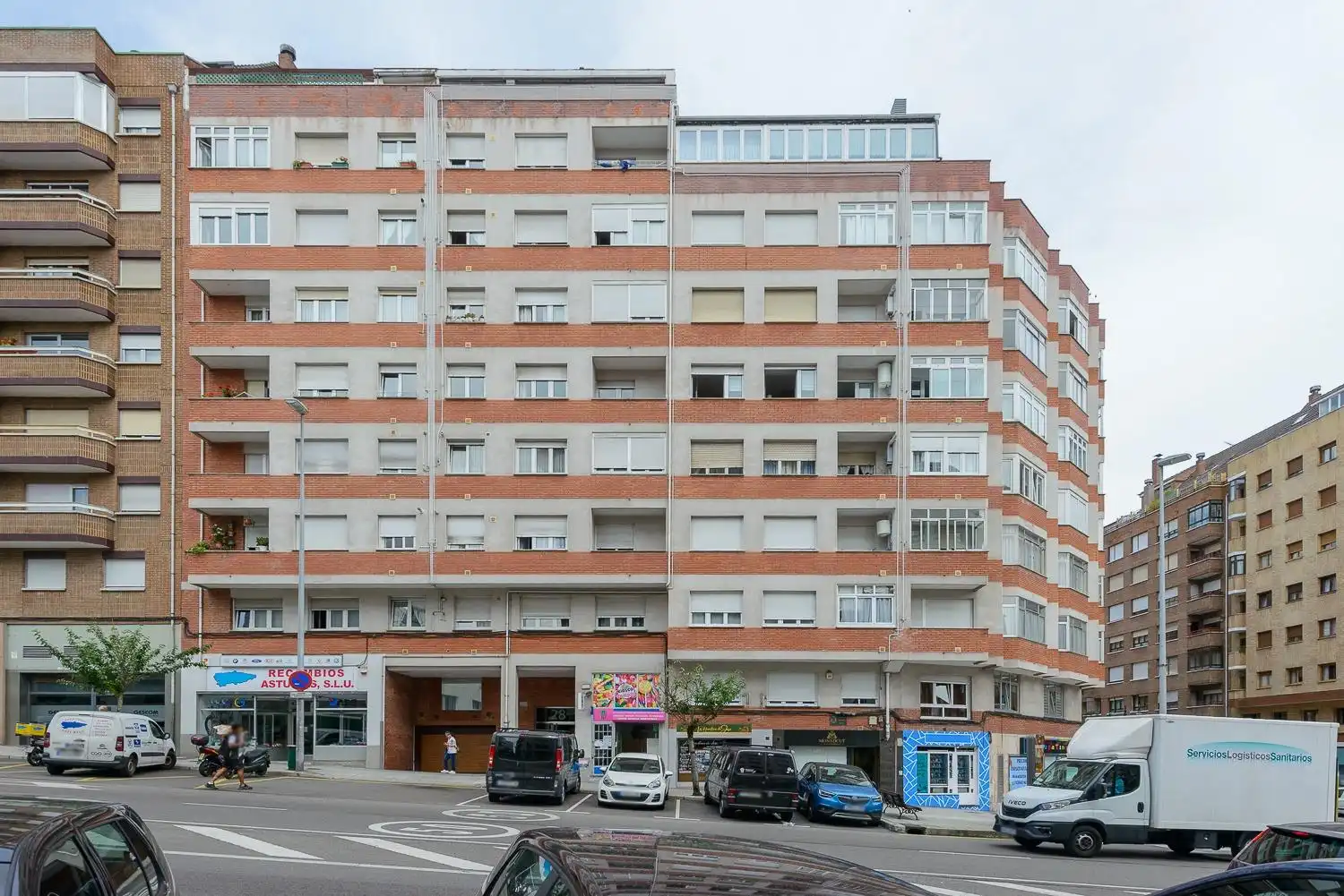 Vista exterior de Pis en venda en Oviedo  amb Calefacció, Moblat i Balcó
