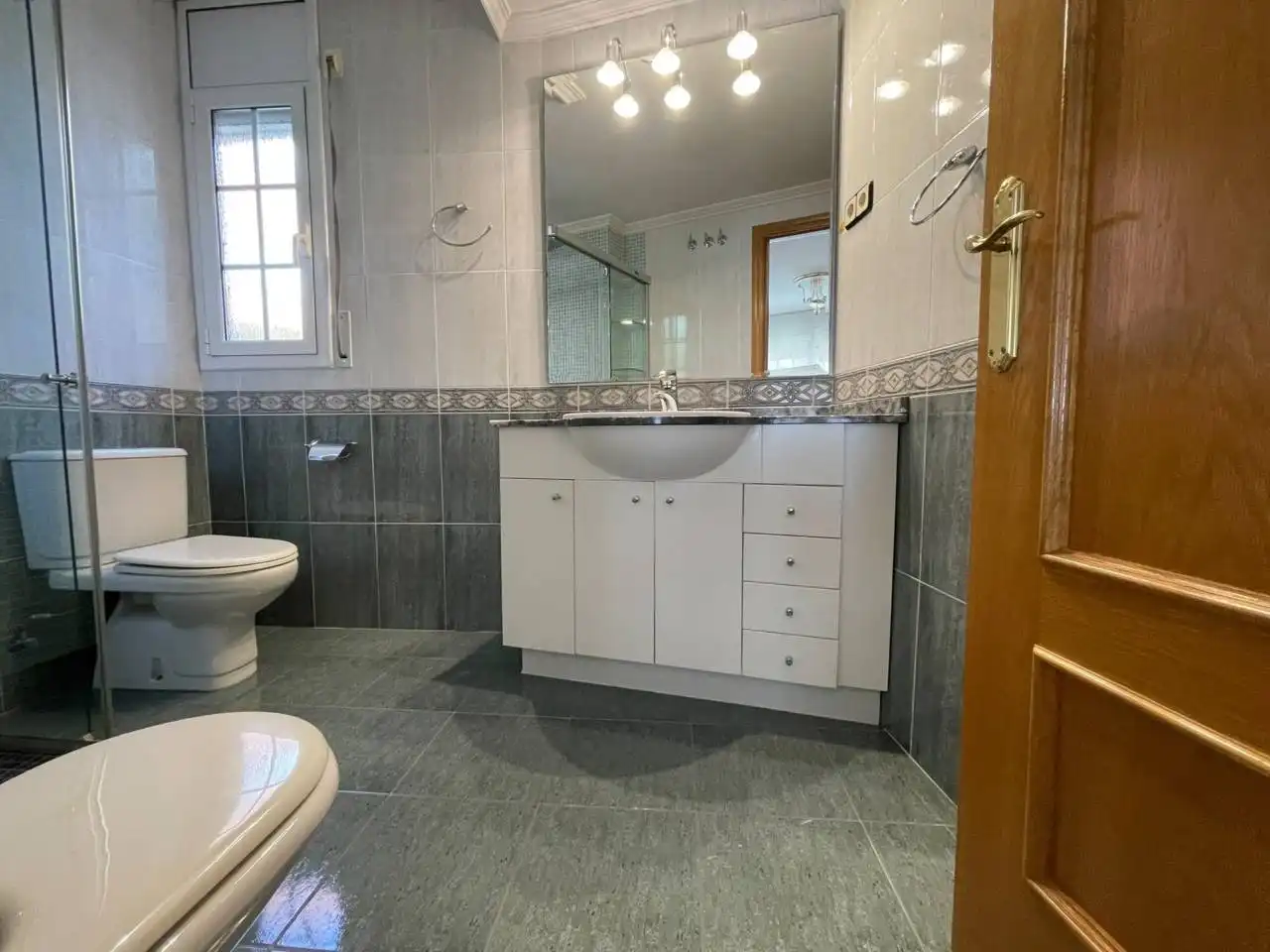 Badezimmer von Wohnung zur Miete in Cerdanyola del Vallès mit Klimaanlage, Heizung und Privatgarten