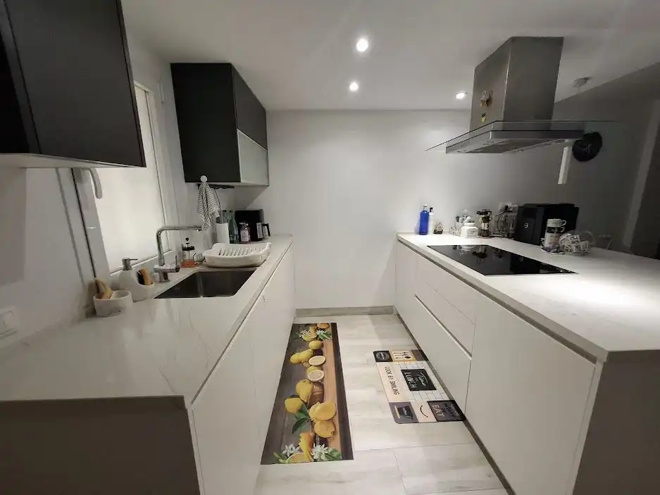 Cocina de Apartamento en venta en Marbella con Jardín privado, Amueblado y Alarma