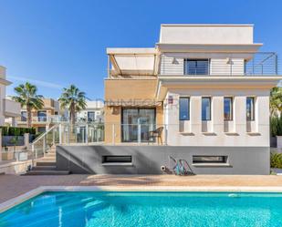 Vista exterior de Casa o xalet en venda en Orihuela amb Jardí privat, Terrassa i Piscina comunitària