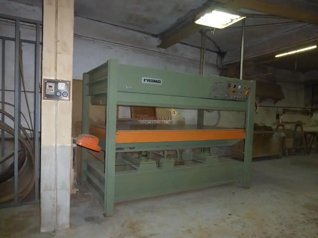 Dormitori de Nau industrial en venda en Nigrán