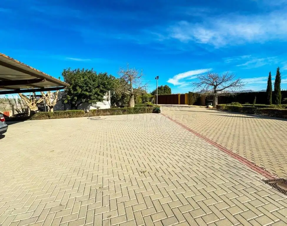 Vista exterior de Casa o xalet en venda en Orihuela amb Aire condicionat, Jardí privat i Traster