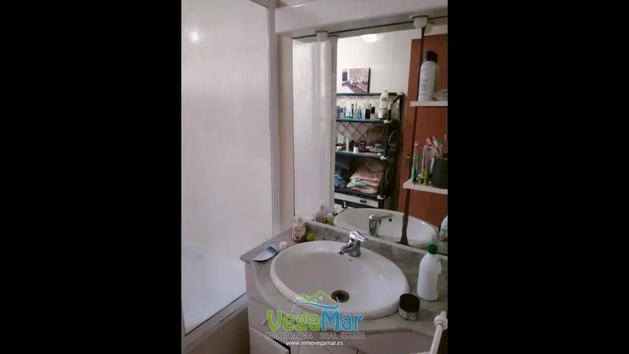 Badezimmer von Erdgeschoss zum Verkauf in Almuñécar mit Klimaanlage und Terrasse