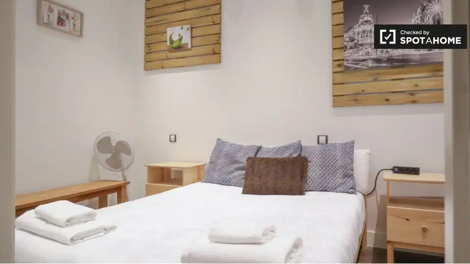 Schlafzimmer von Wohnung zur Miete in Madrid mit Klimaanlage, Heizung und Möbliert