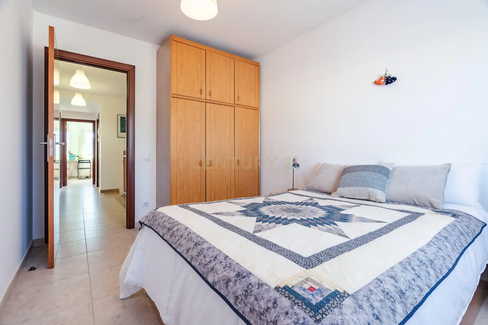 Schlafzimmer von Einfamilien-Reihenhaus zum Verkauf in Vila-rodona mit Privatgarten und Ofen