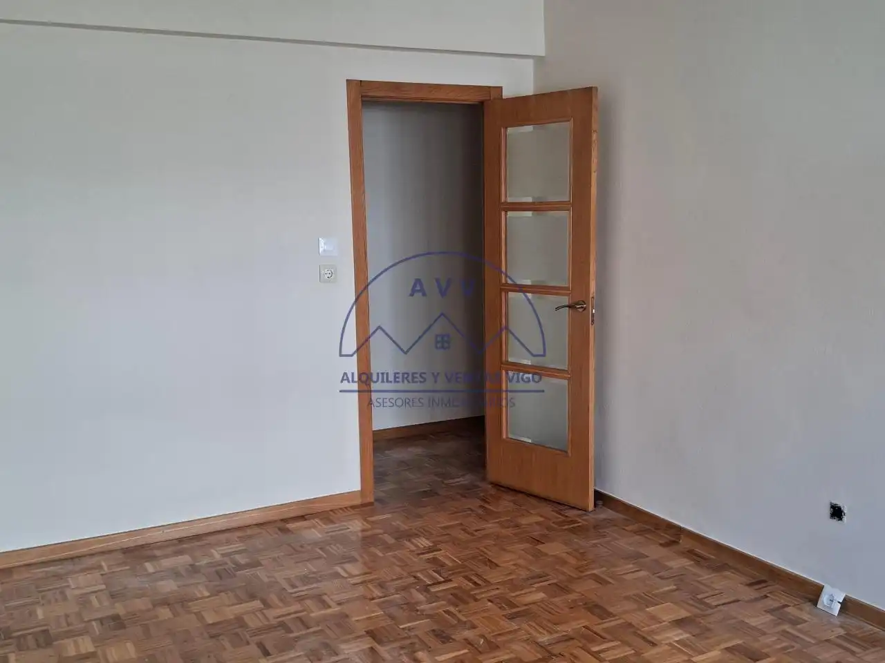Flat for rent in Vigo   with Parquet flooring
