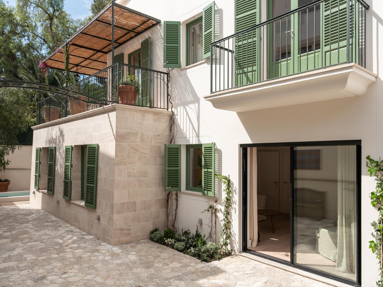 Vista exterior de Casa o xalet en venda en Calvià amb Aire condicionat, Jardí privat i Terrassa