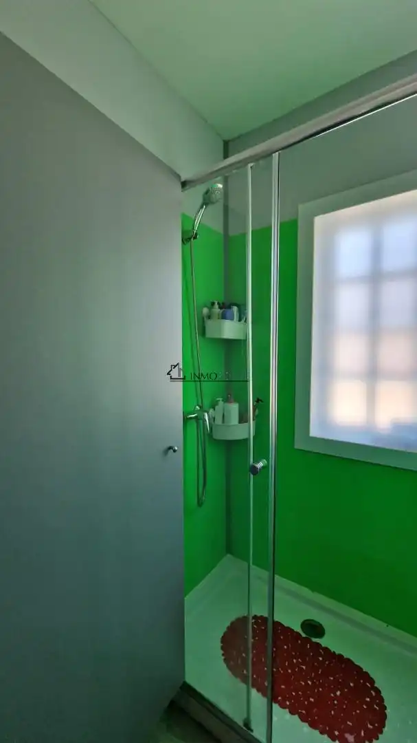 Bany de Casa o xalet en venda en Pontevedra Capital  amb Jardí privat