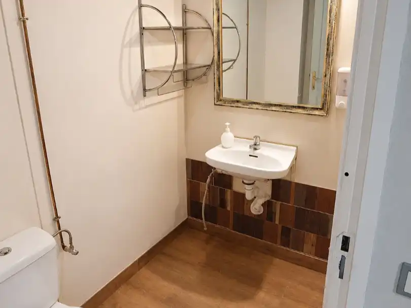 Bathroom of Commercial properties for rent in Valencia  with Air Conditioner