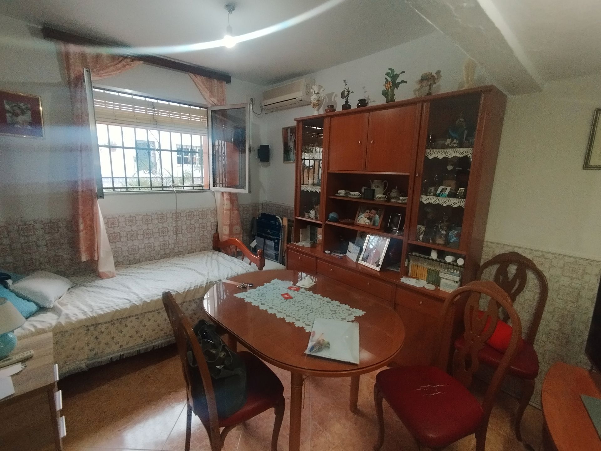 Sala d'estar de Casa adosada en venda en  Sevilla Capital amb Aire condicionat, Moblat i Alarma