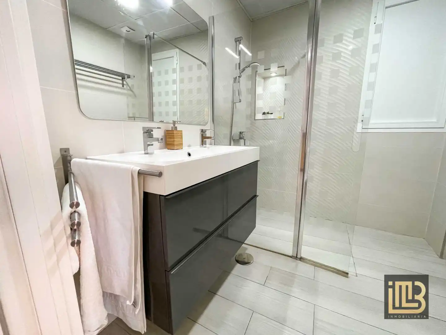 Baño de Piso en venta en Málaga con Aire acondicionado, Microondas y TV