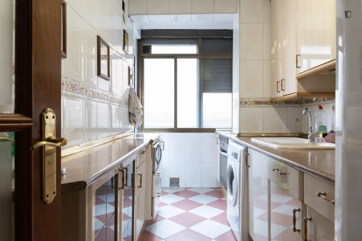 Kitchen of Apartments for share in Madrid  with Air Conditioner, Furnished and Oven