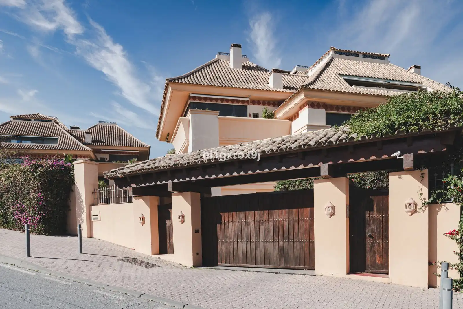 Vista exterior de Apartamento en venta en Marbella con Terraza, Amueblado y Piscina comunitaria