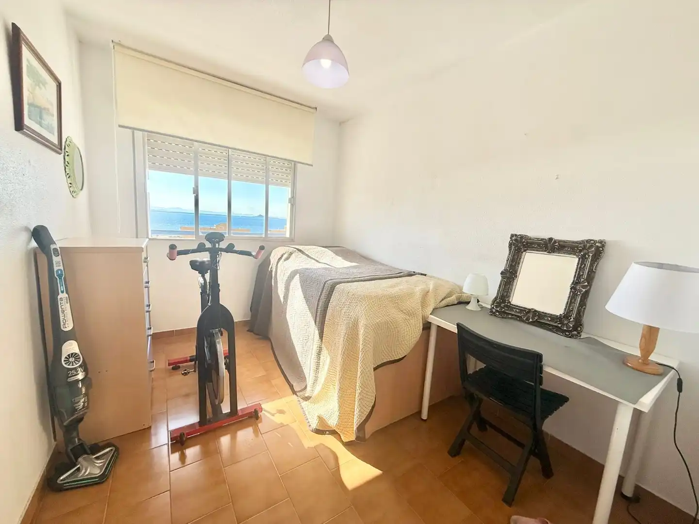 Dormitori de Apartament de lloguer en La Manga del Mar Menor amb Calefacció, Terrassa i Piscina