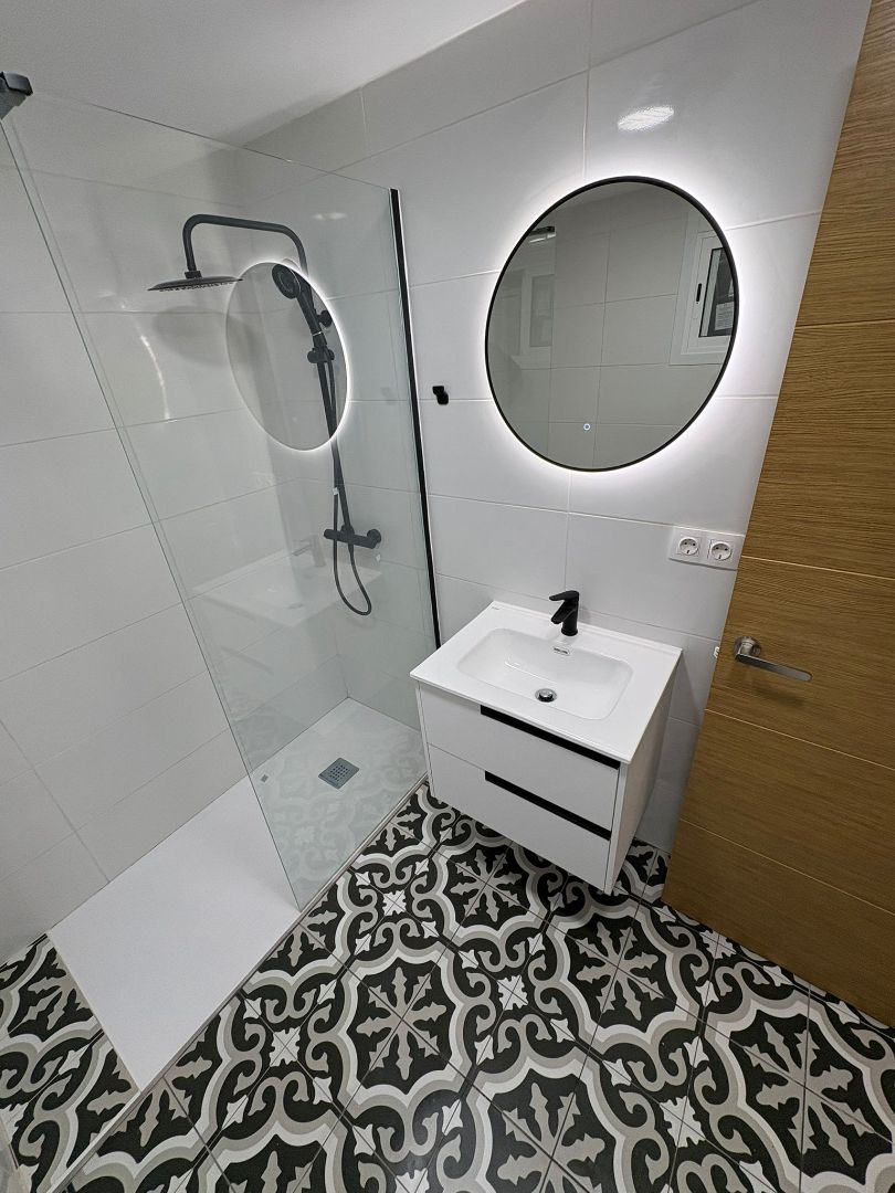 Bany de Pis en venda en L'Hospitalet de Llobregat amb Forn