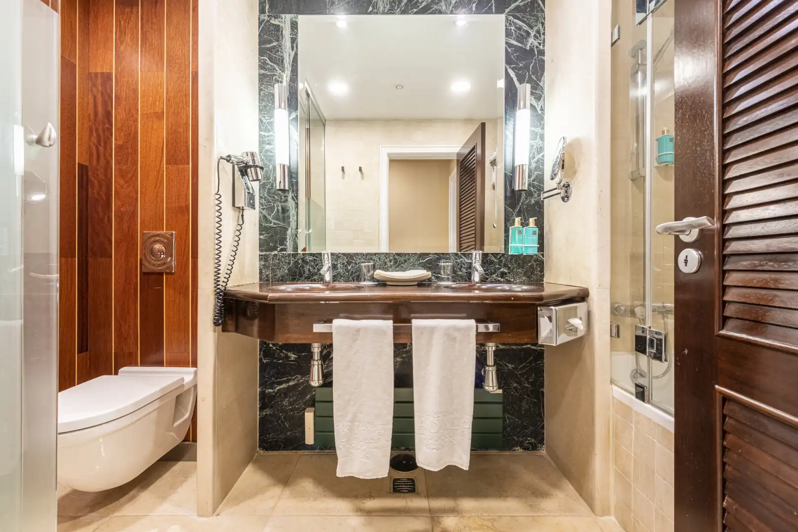 Baño de Apartamento en venta en Marbella con Terraza, Piscina y Amueblado