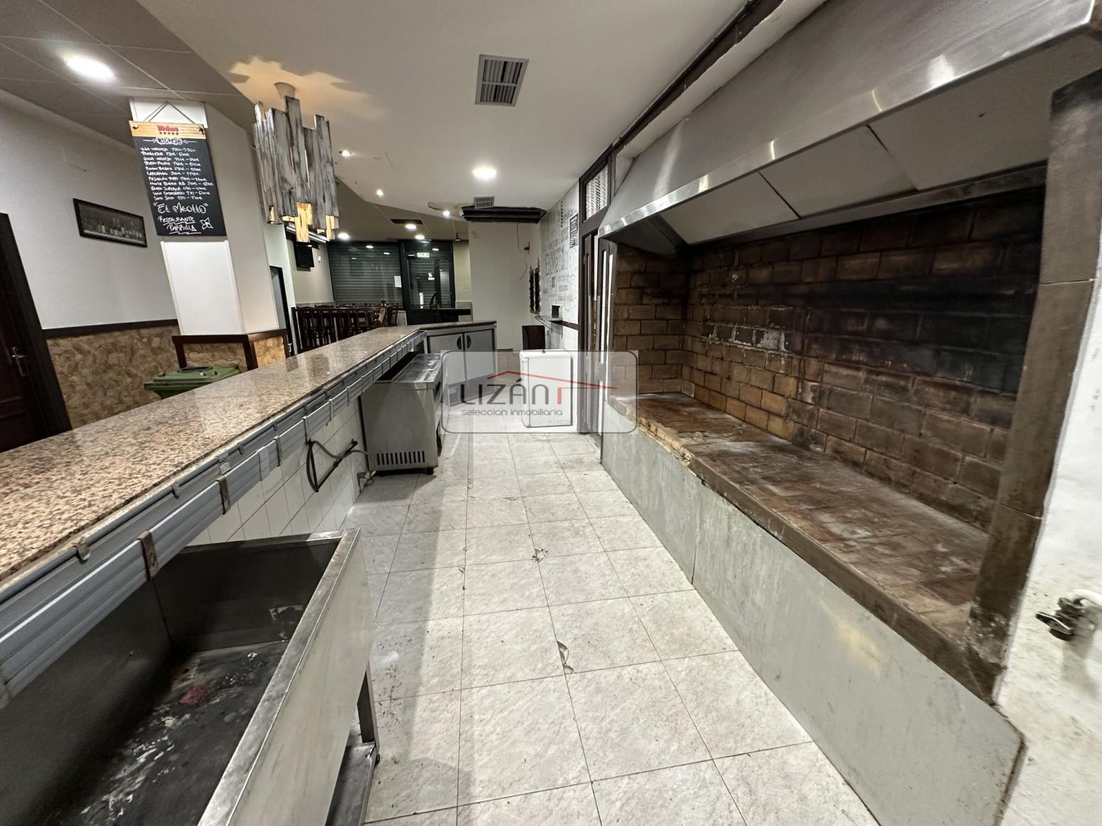 Cuina de Local en venda en Oviedo  amb Terrassa