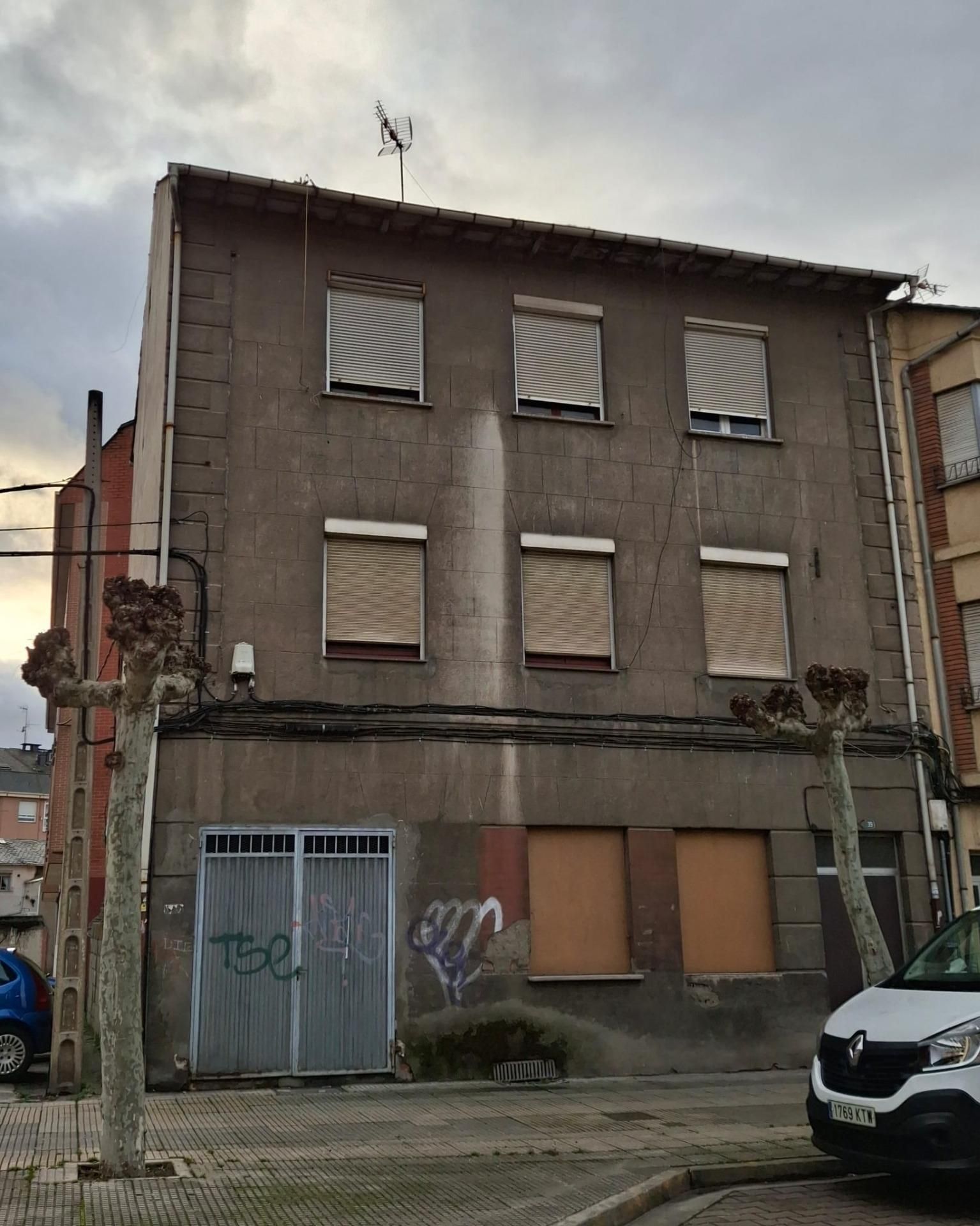 Vista exterior de Casa o xalet en venda en Ponferrada amb Balcó