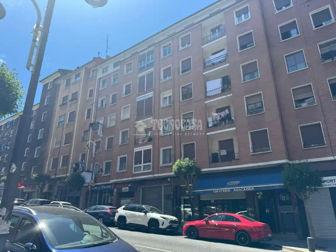 Vista exterior de Piso en venta en Bilbao  con Balcón