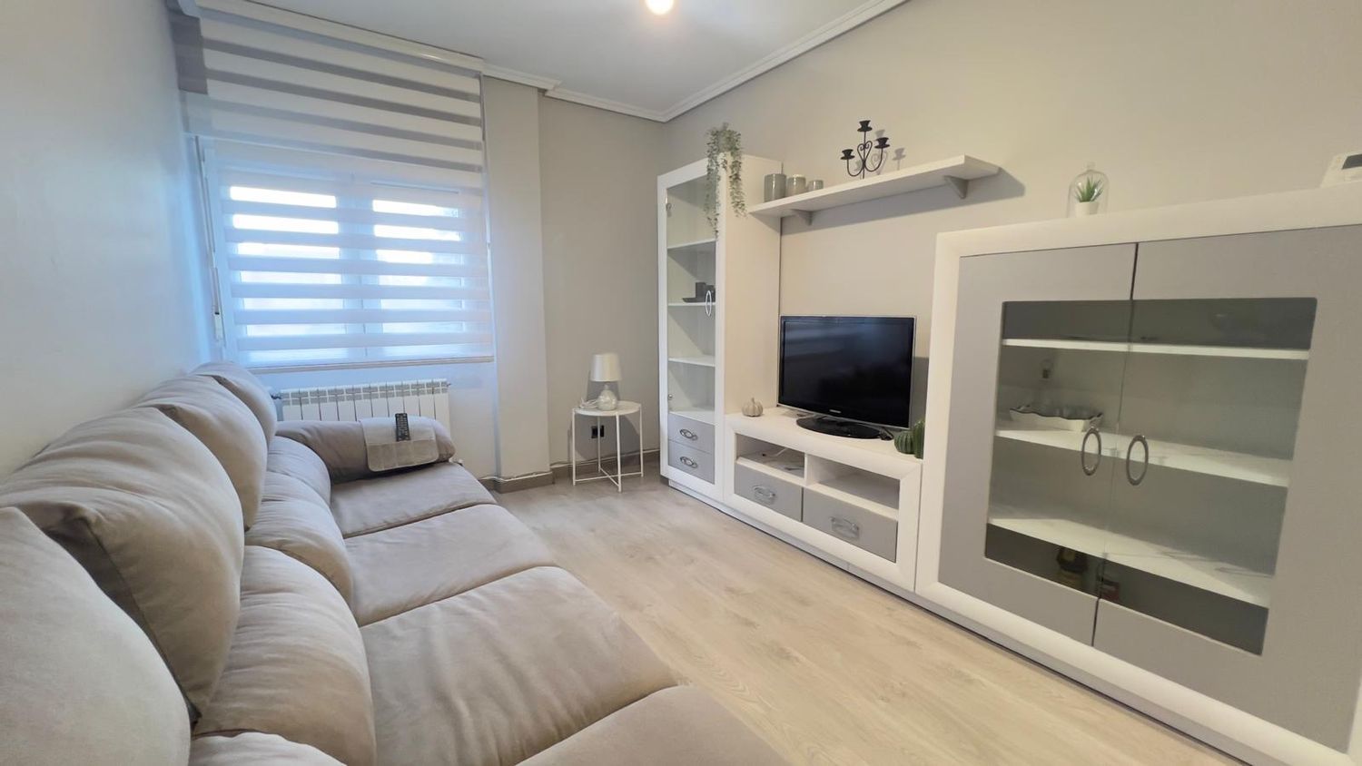 Sala d'estar de Pis de lloguer en Gijón  amb Calefacció i Piscina