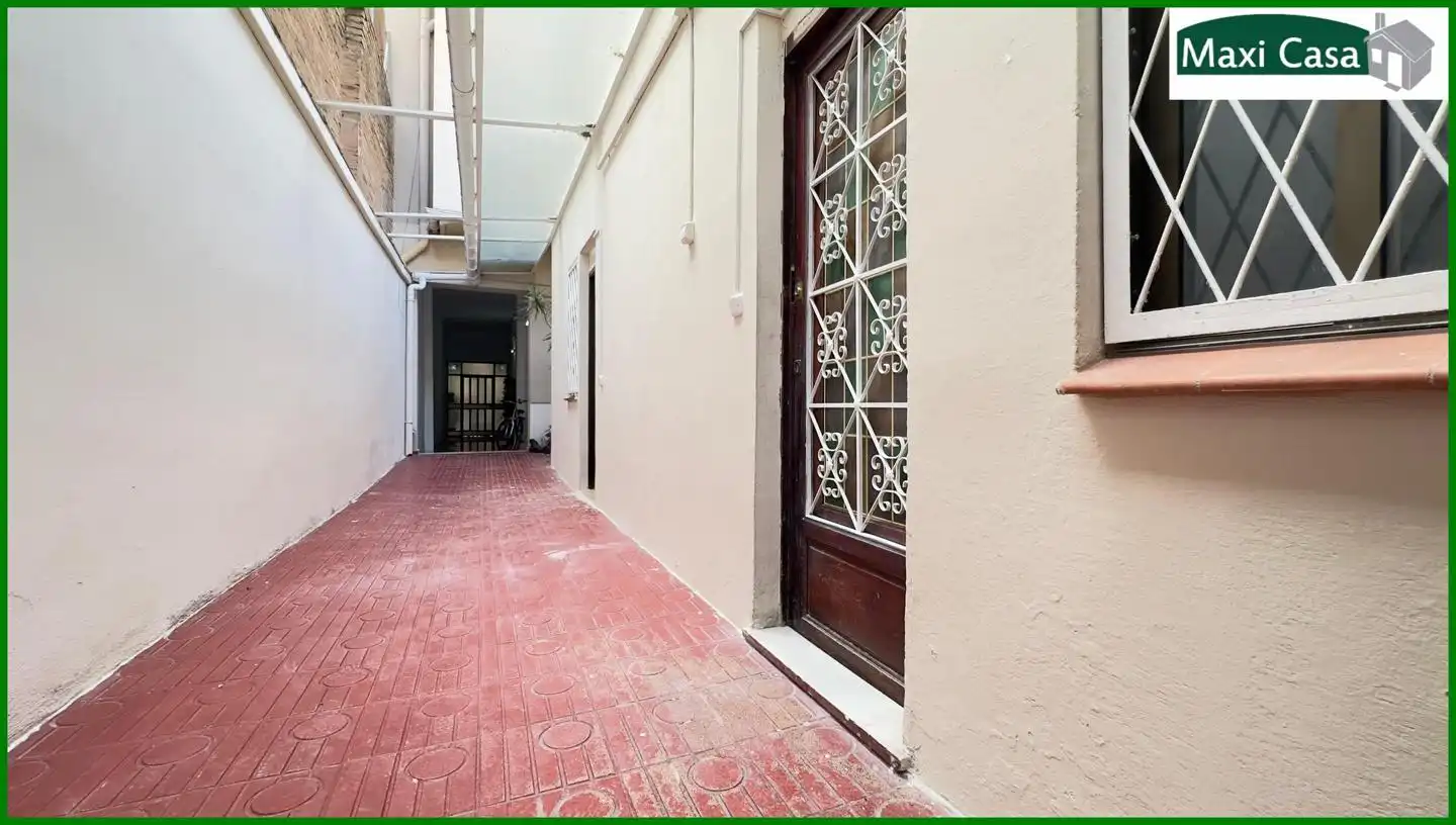 Vista exterior de Planta baja en venta en Barcelona con Aire acondicionado y Calefacción