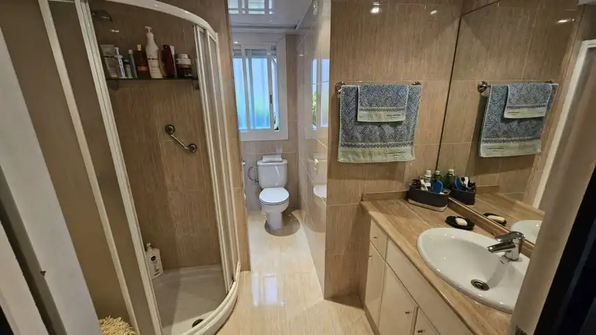 Bany de Casa o xalet en venda en Barcelona amb Aire condicionat, Calefacció i Jardí privat