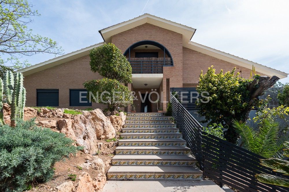 Vista exterior de Casa o xalet de lloguer en Bétera amb Aire condicionat, Calefacció i Jardí privat