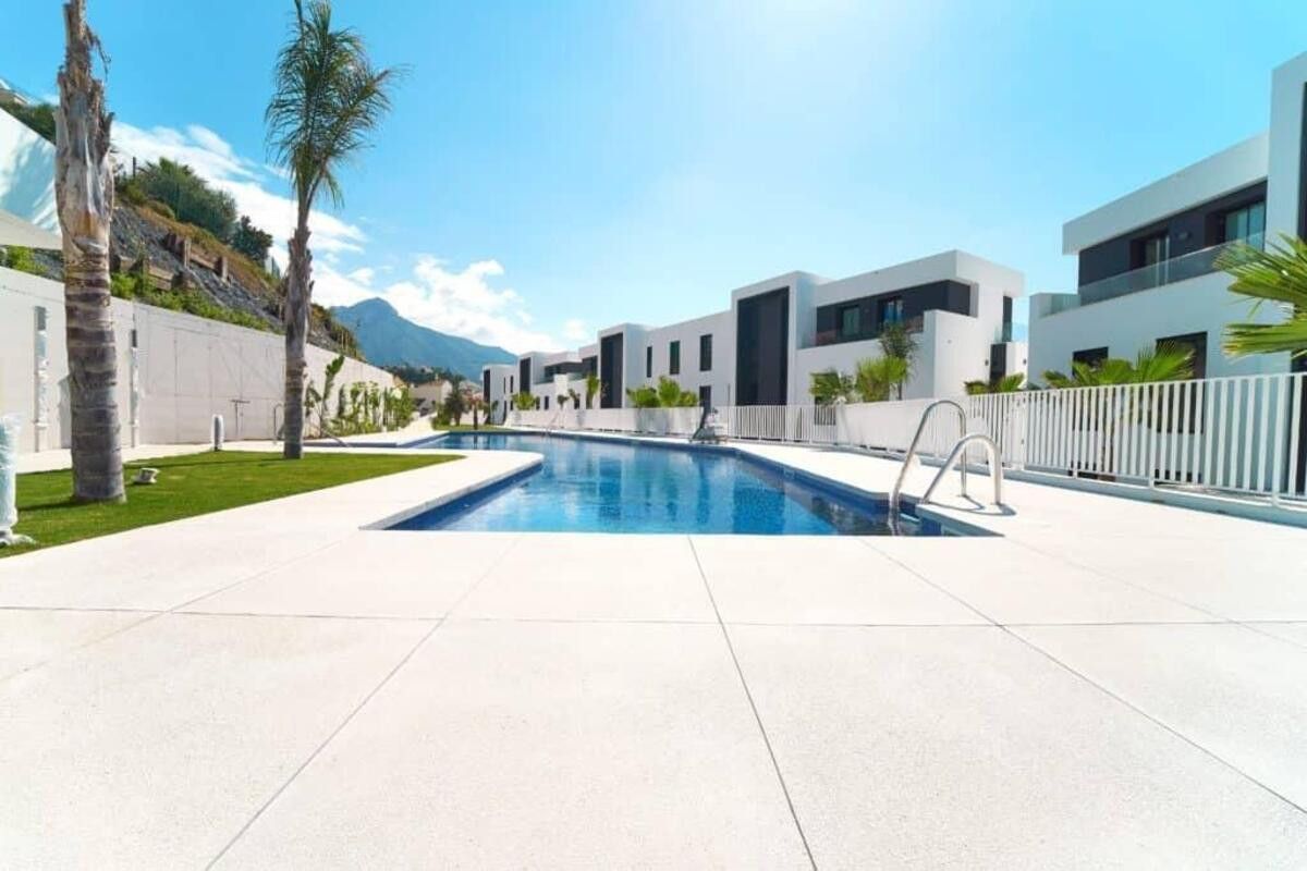 Exterior view of Planta baja to rent in Marbella  with Air Conditioner, Terrace and Swimming Pool