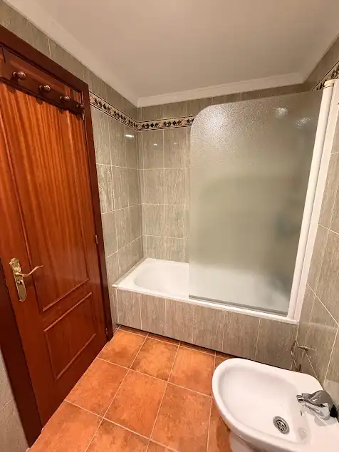 Bany de Pis en venda en Marbella amb Jardí privat, Terrassa i Piscina