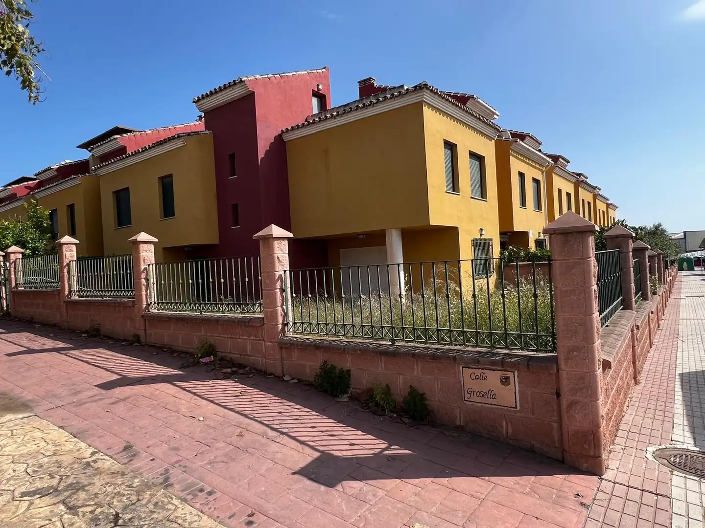 Vista exterior de Casa adosada en venda en Vélez-Málaga amb Jardí privat, Terrassa i Piscina comunitària