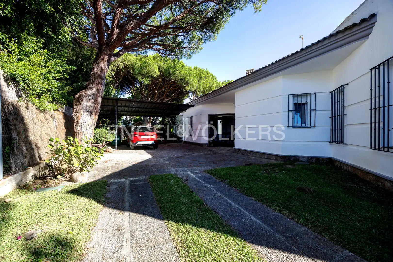 Vista exterior de Casa o xalet en venda en Conil de la Frontera amb Aire condicionat, Calefacció i Jardí privat