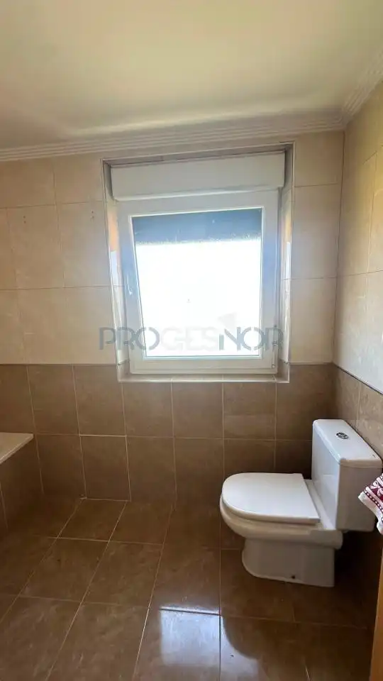 Bany de Casa adosada en venda en Onzonilla amb Calefacció, Jardí privat i Terrassa