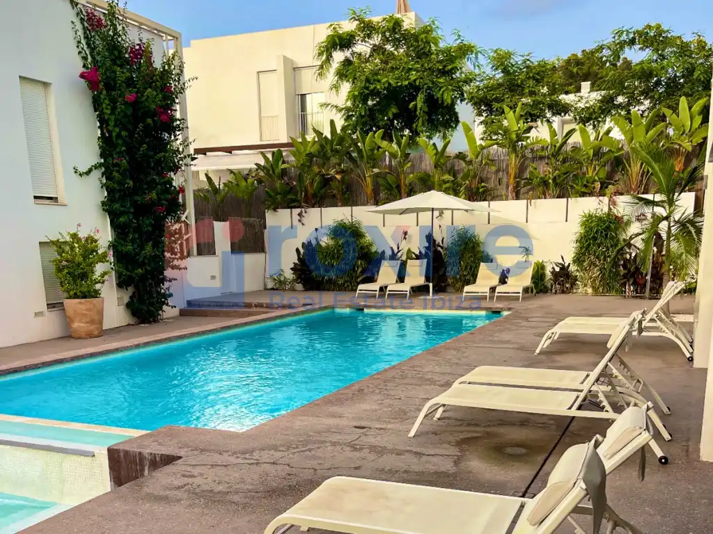 Schwimmbecken von Erdgeschoss zur Miete in Sant Antoni de Portmany mit Klimaanlage, Heizung und Terrasse