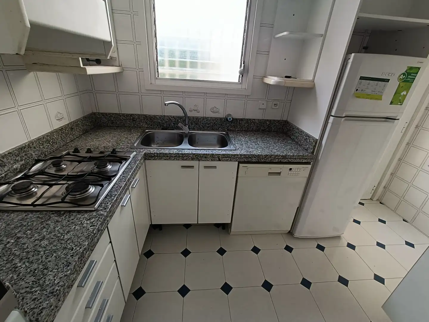 Küche von Einfamilien-Reihenhaus zur Miete in Girona mit Heizung, Privatgarten und Terrasse