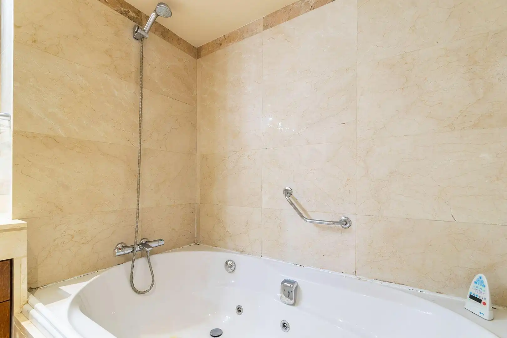 Badezimmer von Maisonette zum Verkauf in Barcelona mit Klimaanlage, Heizung und Privatgarten